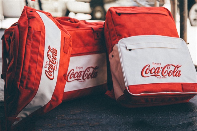 Coca-Cola 可口可乐 x HEX 联名发布 2017 潮流包款系列
