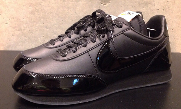 光泽与质感并存！COMME des GARÇONS Black x Nike Night Track 联名鞋款发售~