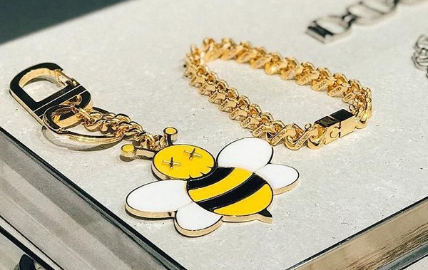 KAWS x 迪奥联名“小蜜蜂”配件全览，即将掀起卡通潮流？