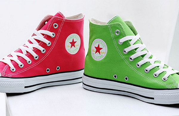AURALEE x Converse 联名鞋款即将发售，红配绿～