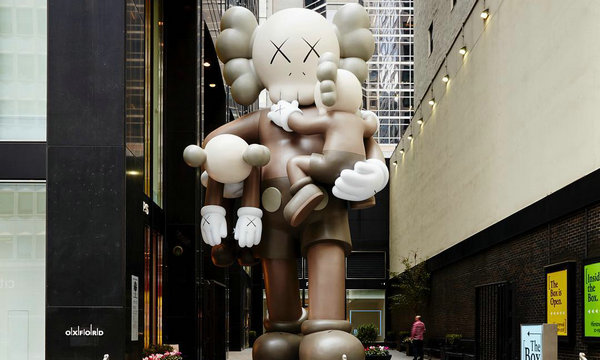 KAWS “CLEAN SLATE” 7 米巨型雕塑将于 Phillips 公开拍卖！