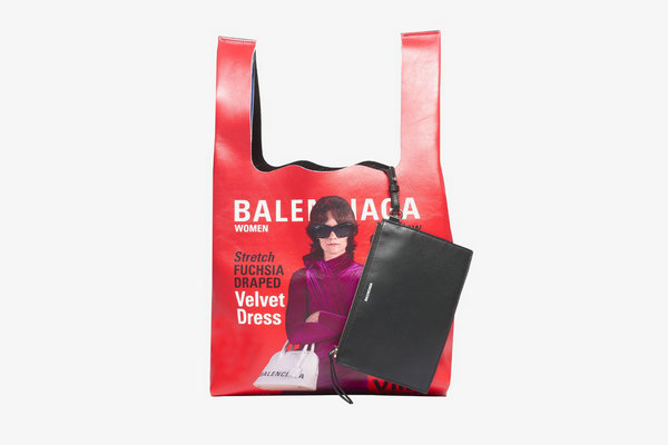 人肉广告牌！Balenciaga 全新「超市」风格皮革手提袋释出～