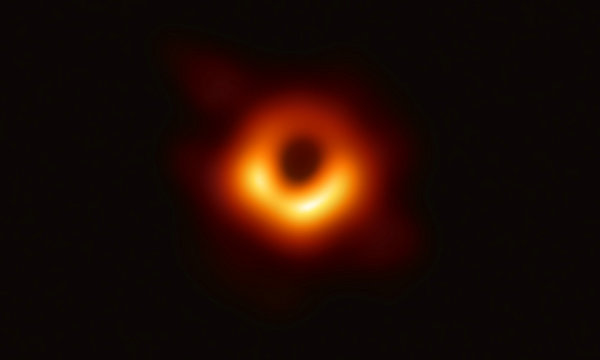 人类历史上首张黑洞照片公布，爱因斯坦相对论预言成真！