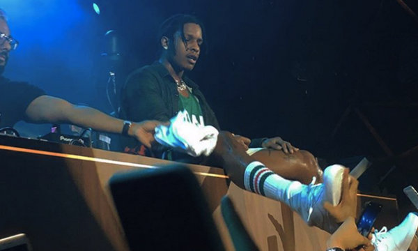  遭到粉丝抢鞋，A$AP Rocky 马尼拉演唱会上怒爆粗口！