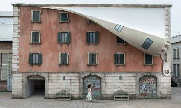 英国艺术家 Alex Chinneck “墙裂”新作亮相米兰设计周