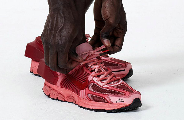潮牌 ACW x Nike Zoom Vomero +5 联名鞋款全红配色首次曝光