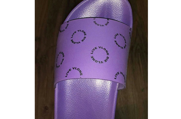 VLONE 新款紫色拖鞋曝光-2.jpg