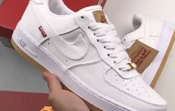 李维斯 x Nike AF1 联名鞋款纯白配色曝光，颜值不俗