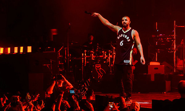 Drake 着费城短裤诅咒 76 人必败，对手能否逃过公鸭的反杀？