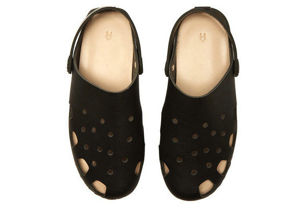 Hender Scheme 全新 Crocs 皮革凉鞋上架发售，时尚洞洞鞋