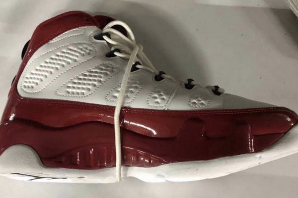 Air Jordan 9 鞋款全新“Gym Red”配色实物曝光，经典白红