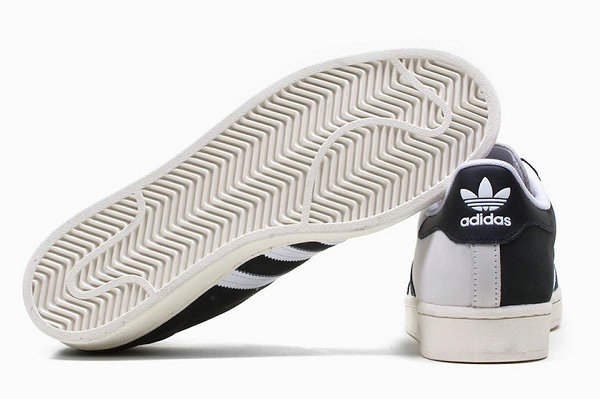 阿迪达斯 Superstar 黑白阴阳配色鞋款释出，50 周年纪念