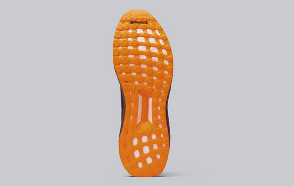 碧昂丝 x adidas Ultra Boost 联乘酒红配色鞋款即将发售.jpg