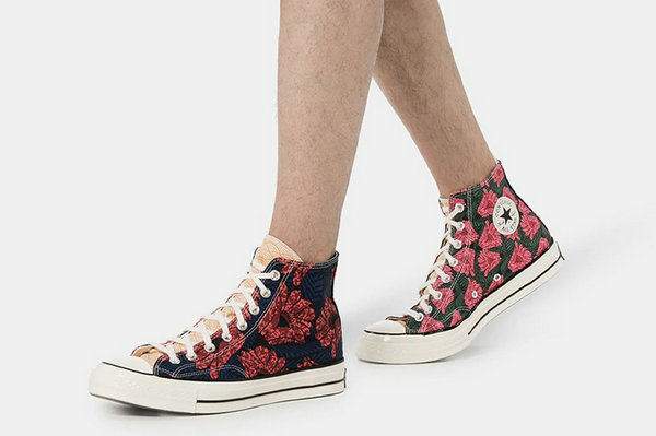 匡威 Chuck 70 粉红热带花卉鸳鸯鞋款上市，外绿内蓝鞋面吸睛
