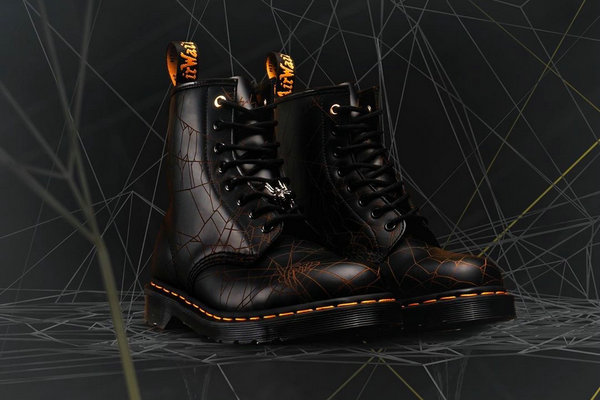 山本耀司 x Dr.Martens 全新联名 60 周年纪念靴款即将上架