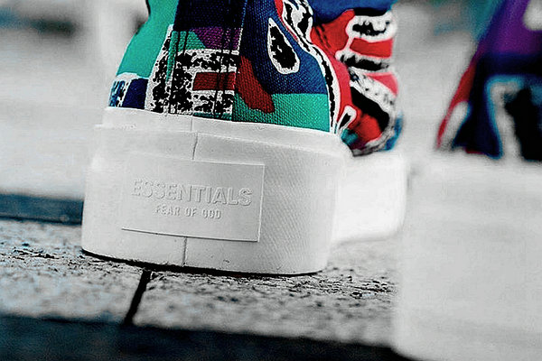 匡威 x Essentials 全新联名系列鞋款曝光，街头潮搭利器