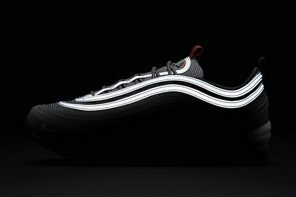 彩虹 Air Max 97 鞋款释出，3M 反光设定加持