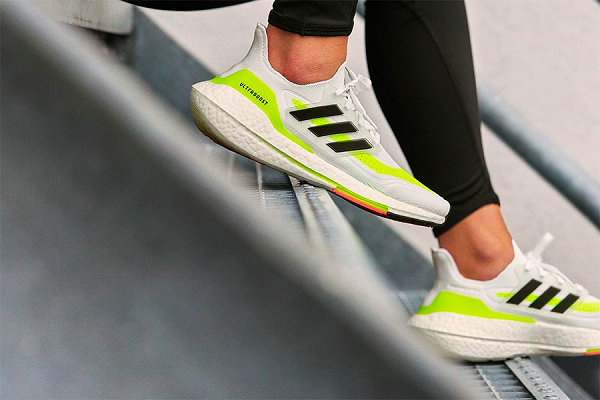 Ultraboost 2021 全新“Fluorescent Yellow”配色鞋款即将发售~