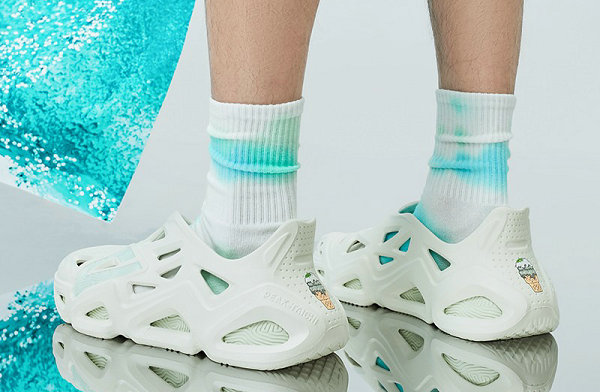 匹克态极 x 京东联名洞洞鞋开启预售，可拆卸态极鞋垫