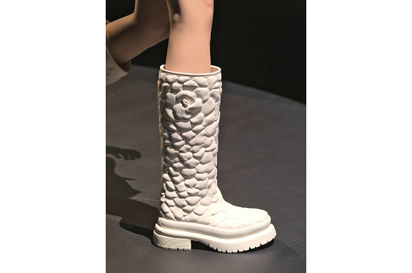 Valentino 华伦天奴全新“3D 花瓣”橡胶靴系列释出