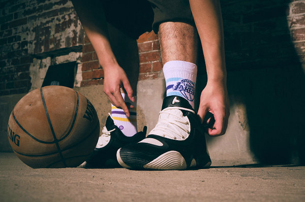 Stance 全新 NBA 联名潮袜系列即将登场，队标提花
