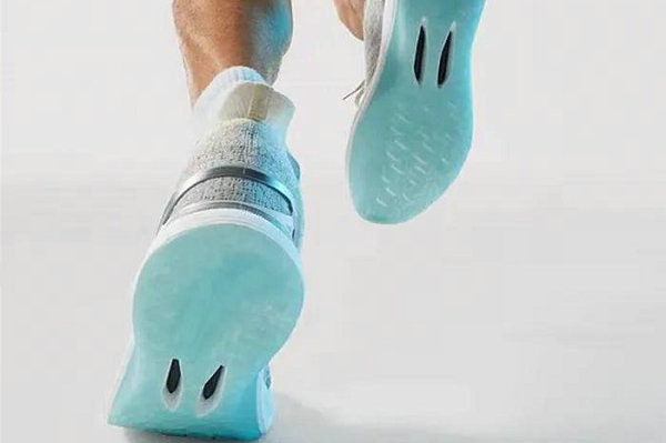 安踏全新创 2.0 Pro 跑鞋明日发售，氮科技中底