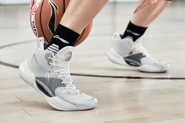 李宁超轻 2022 篮球鞋系列亮相，鞋面带碳板？