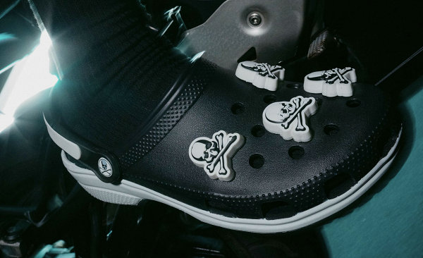 Crocs x mastermind JAPAN 全新联名 Clog 鞋款释出-美乐淘潮牌汇