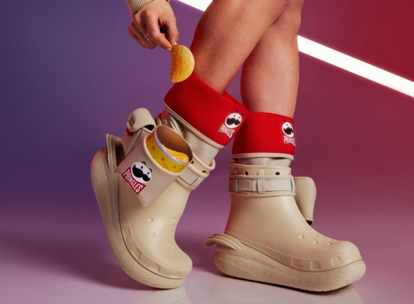 Pringles x Crocs 合作鞋款.jpg
