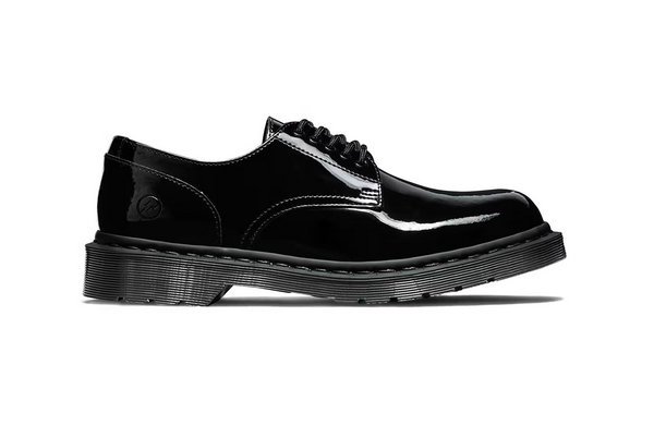 fragment design x Dr. Martens 全新联名鞋款.jpg